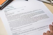 我应该先分析复议申请的结构。通常，复议申请包括标题、申请人信息、事实和理由、法律依据、请求事项以及结尾。每个部分都需要详细展开，确保内容全面