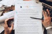 接下来，我得考虑文章的结构。通常，入党申请书包括几个部分，开头、个人背景介绍、思想、工作、学习、自我批评、结尾等。我应该按照这个逻辑来组织内容，确保每个部分都有足够的细节和指导