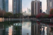 好，用户让我写一篇关于国外双证硕士怎么申请的文章，先写标题，再写内容，内容不少于994个字。首先，我需要明确用户的需求。他们可能是在考虑留学，特别是申请双证硕士，但对流程不太清楚，所以需要详细的指导