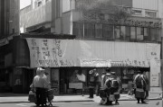 好，用户让我写一篇关于加拿大难民申请的文章，标题和内容都要写。首先，我需要确定标题，要简洁明了，又能吸引读者。然后是内容，不少于998个字，得涵盖申请流程、所需材料、费用、时间限制以及注意事项