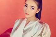 好，用户让我写一篇关于如何用QQ申请QQ号的文章，标题和内容都要写。首先，我得确定标题，得简洁明了，又能吸引人。可能用如何用QQ申请QQ号？步骤详解这样的标题，既直接又明确