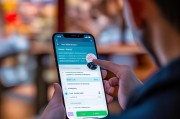 好，用户让我写一篇关于微信银行怎么申请的文章，还给了一个示例标题和内容。首先，我需要理解用户的需求。他们可能是一个想在微信上开通银行服务的用户，或者是一个内容创作者，想分享如何操作