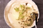 在写的时候，要注意语言的简洁和易懂，避免使用过于专业的术语，让读者容易理解。同时，要确保信息准确，可能需要参考苹果的相关政策和指南，确保内容的权威性