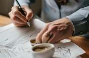 在写作风格上，要保持专业又不失亲切，因为读者可能需要在正式场合与领导沟通，同时也要考虑到个人的感受。可能需要提到如何表达自己的情况，避免过于负面，同时展示积极的一面，比如感谢领导的理解和支持