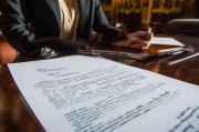 嗯，用户让我写一篇关于申请金额怎么写的文章，还给了标题和内容的要求。首先，我得理解用户的需求。他们可能需要写一封正式的信件，比如申请贷款或者奖学金，所以申请金额这部分特别重要
