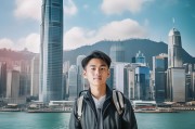 在引言部分，我需要说明香港作为国际金融中心的重要性，以及研究生教育的高质量，吸引读者继续阅读。接下来，学术成绩是关键，特别是GPA和相关课程成绩，这部分要详细说明，强调学术背景的重要性