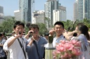 好，用户让我写一篇关于匈牙利绿卡申请的文章，标题和内容都要写。首先，我需要确定标题，得吸引人又准确。可能用匈牙利绿卡申请指南，从移民政策到申请流程全解析这样的标题，既说明了主题，又涵盖了主要内容