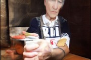 好，用户让我写一篇关于如何申请自来水的文章，还给了标题和内容的要求。首先，我需要确定文章的标题，要吸引人又明确。可能用如何轻松申请自来水，开启家庭供水新篇章这样的标题，既说明了主题，又有行动的感觉