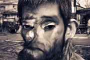 然后，我需要规划文章的结构。标题已经确定，接下来可以分为几个部分，申请流程、选择店铺和产品、运营策略、注意事项以及总结。每个部分都要详细展开，确保内容全面且有深度