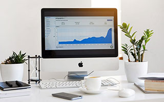 好，用户让我写一篇关于月子期间怎么申请离婚的文章，先写标题，再写内容，内容不少于850字。首先，我需要理解用户的需求。他们可能是在产后想离婚，但不知道流程和注意事项，所以需要详细指导